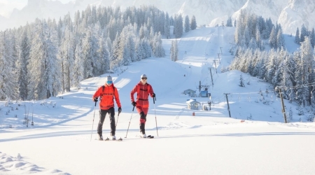 Tourskiers tijdens de Atomic Backland skitour in Dachstein West.